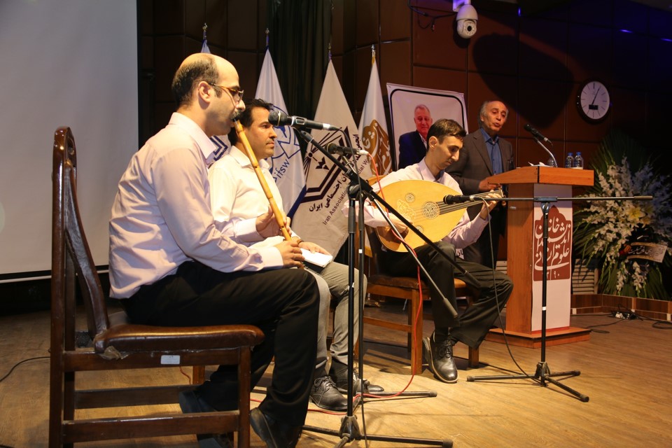 شعرخوانی استاد آقابخشی و همراهی گروه موسیقی سنتی در مدح مرحوم دکتر حسینی