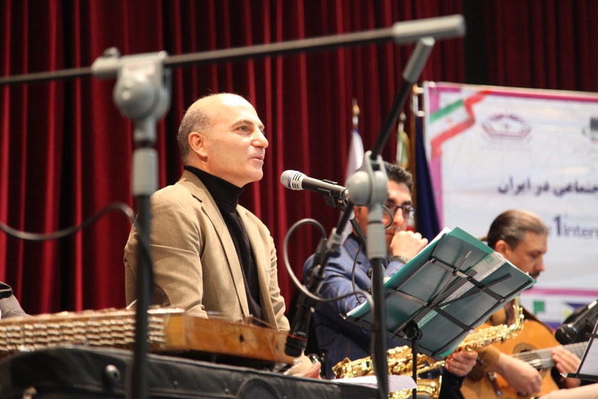 استاد علی امیرقاسمی در حال اجرای سرود مددکاری اجتماعی