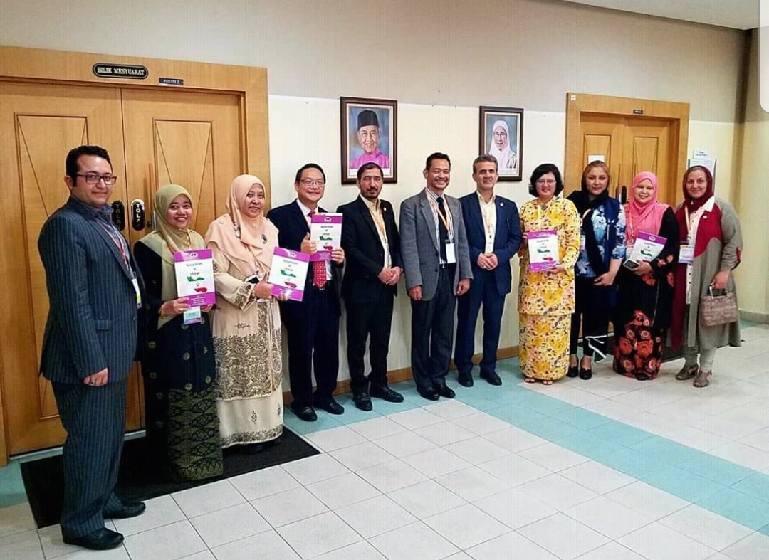 اهداء کتاب مددکاری اجتماعی در ایران به برخی از اساتید و مدیران حوزه مددکاری اجتماعی مالزی